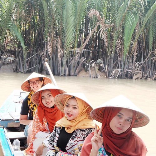 Canoe-ing at the Mekong Delta riverwith our new member Alexandra 😝👭👭 #mellainvietnam #mellatravelogue #clozetteid
