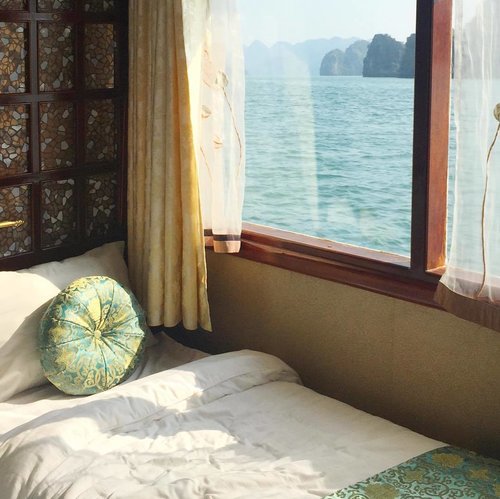Lyfe on deck ⛴ is it just me who wants to wake up every morning to this view ? 😌🌊 #halongbaycruise #mellatravelogue #mellainvietnam #clozetteid