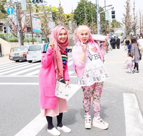 Pinky combo 😆🎀 Bumped into this kawaii lady in Harajuku 😍❤️ She was singing her heart out around Takeshita street , it was hard not to notice her😅 the people around told me she's quite famous in town with her singing and quirky harajuku style 😆 #mellatravelogue #clozetteid Btw enjoy your holiday fellas 🎀 as for me, I'm gonna do a bunch of throwbacks 😂🙄