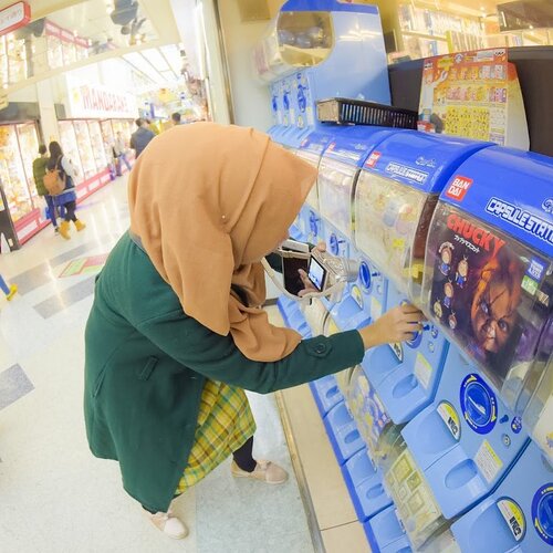 #mauceritadikittravel like a local!Kali ke dua ngunjungin negara favorit, pengen sesuatu yg beda.  Jadi di Shibuya aku ketemu dgn salah seorang penduduk lokal namanya Atsushi-san, jadi dia bersedia buat nemenin aku ke tempat yg ga begitu mainstream dan mungkin cuma org lokal yg kenal, karna aku bilang aku suka anime dan manga, jd dia kenalin salah satu spot di daerah Nakano, ga jauh dari shibuya..Seru banget, di situ banyak yg jual figur2 anime,baju2 cosplay sampe manga dlm bahasa jepang yg yassalam aku ga tau artinya lol. Atsushi-san juga trnyata seorang photographer , jadi dia yg ambil foto ini, tercyduque main gacha, dapet jewelry box edisi sailor moon 😍. Beneran candid ini loh ya🤣 Banyak banget keseruan yang mau dikupas tuntas di blog!! Insya allah jumat ini diangsur update🙈 pantenginn yaaakkkkk#clozetteid #mellatravelogue