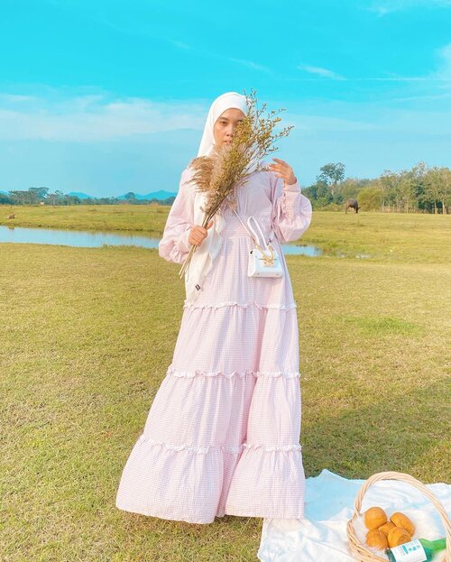 Cottagecore aesthetics ✨#cottagecore #cottagecorefashion #clozetteid ———Selalu suka sama lengan puffy begini❤️ buat yg tanya dressnya ini by @daily_wear_id dan tas imut estetik ini dari @nd_cl ❤️✨ buat soju2an halal-nya di @klinik_selera ✈️Btw cara edit fotonya udah aku share di story yaaa 🥰