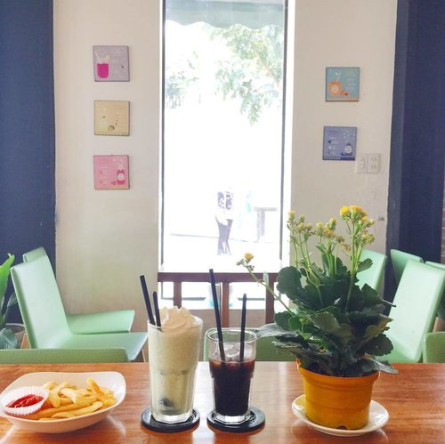 It's a hawt day in Saigon, gotta chill in one small cute cafe in the corner ❤

#mellainvietnam #mellatravelogue #clozetteid