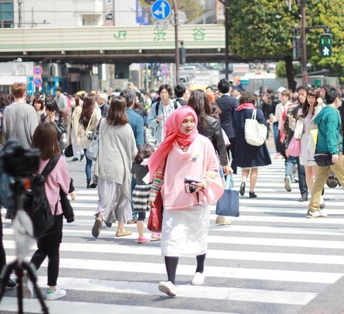 Crossing that uber famous Shibuya Scramble crossing 😂 the struggle behind this shot was real. I was like going back and forth in attempt to get a decent shot. I might ruin the Timelapse someone was taking at the corner 😂 read more about the story and 10 things you shouldn't miss while in Shibuya and Harajuku on my blog 💕💕💕 www.mellarisya.comYes, it's written in bahasa 💕#mellatravelogue #clozetteid