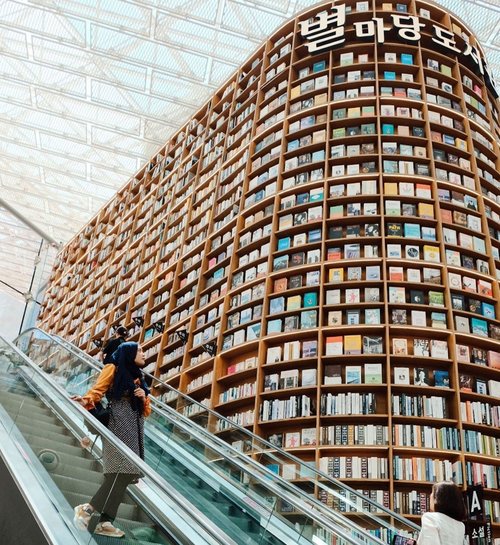 Yang lagi rame. Starfield library, di COEX mall. Perpustakaan gigantic di tengah2 mall megah#clozetteid #mellatravelogue #mellainkorea