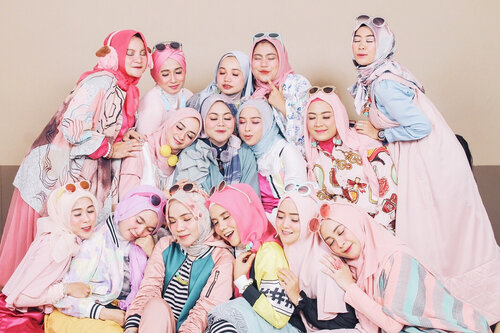 My pelangi ketceh skwad.
Tahun ini kita pilih tema pastel, thanks to ka @heliarossa yg slalu hype kalau soal dress code 💋🌈
.
From year to year (swipe left)
1. Bobo berjamaah (2018)
2. Goes pastel (2018)
3. Bohemian sisters (2017)
4. Monochrome(2016)
.
Semoga terus solid, supportive, sisterfillah till jannah.. amin 🙏🏼💕
.
Trusting our commemorations as always to @creativa_photo @creativa_studiopku . Thank you for having us again this year. Insha allah we’ll meet again years to go 🌈💕🙏🏼 #clozetteid