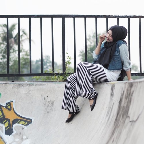 Savage be lyke,I’ll cut u off, but still lyke yo pic ‘cause I ain’t no hater. :)x.Wearing @pastelovaclothing  upcoming collection, stripes pants and denim jacket, loving these pants , makes me look slimmer, lol. stripes for lyfe💋#clozetteid