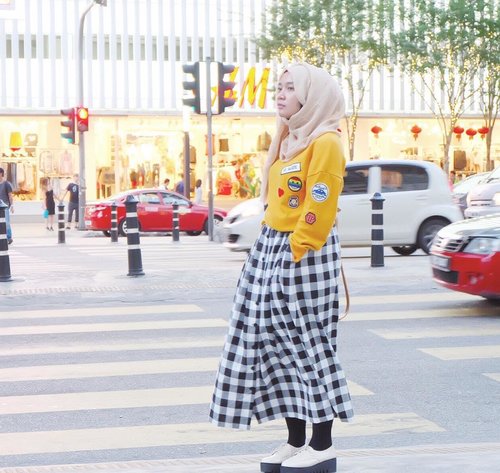 To tell you the truth, I’m a wonder woman.I wonder where I put my phoneI wonder where I put the keysI wonder where my soulmate is. 🙄🤪😌🤣.Btw, have been a fan of yellow since forever and still can’t get enough💛.#clozetteid#mellatravelogue#ootd #lookbookindonesia #fashionblogger