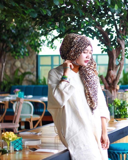 Another shot from my latest post on blog. Loving my tunic from @kivee_ @kivee_ ! yea, I have a thing for oversized outfits 🐯💛 #clozetteid#hijabfashionwww.mellarisya.com