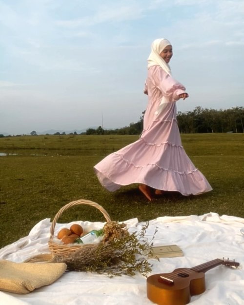 Cottagecore fashion aesthetics starter pack ✨ :- vintage dresses ( I love dresses with puffy sleeves and flowy skirts 💕)- show ur farm girl vibe with some straw bags, bucket and stuffs- green field setting or somewhere with plants or greeneries——Dress : @daily_wear_id #cottagecore #cottagecoreaesthetic #cottagecorefashion #clozetteid