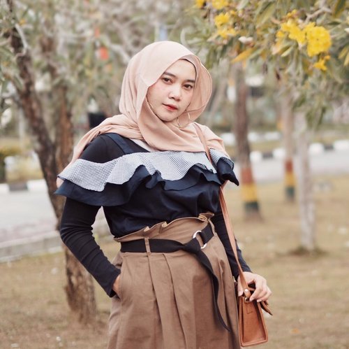 Easy windy thursday with Mosa Mixed Top from @tresjoliebyminimal , simple and chic, loving the frill detail 💕.Btw don’t forget to wear those hoop earrings on , you’re so ready to seize the day👌🏻.#clozetteid #tresjoliebyminimal @tresjoliebyminimal