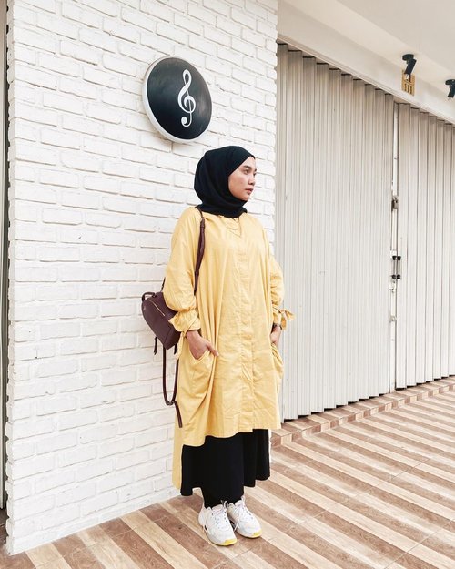 When nobody else celebrates you,learn to celebrate yourself. When nobody else compliments you, compliment yourself. It’s not up to other people to keep you encouraged, it’s up to you. Encouragement should come from the inside.——Ootd deets:I have a thing for puffy sleeves and oversized outfit 🥰 tunik by @dpetite_boutique suka bgtttttt❤️❤️#ootdindo #clozetteid