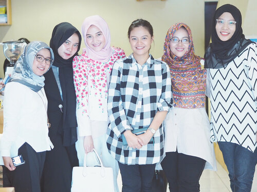 Bismillah .. let’s lift each other up! .So happy to meet these creative and like minded women. The best way to kick off April without fooling anybody 😝. Can’t wait for what’s coming 💋.#clozetteid
