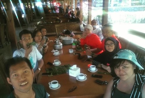 Vakantie is om over. Is het tijd om onze lunch samen nemen
.
.
.
.
.
#familyphotography #family #familytrip #happyholidays #ritystory #clozetteid #igersindonesia #womanblogger #travelerlife #travelerblogger  #like4like #vakantie