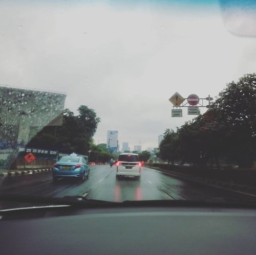 SUNWORK..
Jakarta gelapppp pagi ini
Hujan...
Moga2 gak banjir ya 
Semangattt pagiii 💪
.
.
.
.
#sunwork #nodayswithoutevent #jgc #otw #work #road #clozetteid #ritystory #womanblogger #travelerbloggers #travelerlife #mytravelgram #igersjakarta