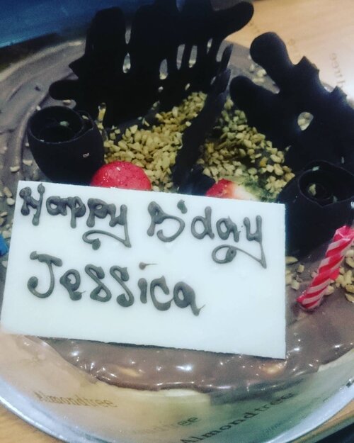 Nahkannnn ada lagi kuenya 🎉🎊.....#birthdaycake #mybirthday #cake #travelerblogge #womantraveler #ritystory #travelerlife #mytravelgram #womanentrepreneur #travelgram #womanblogger #behappy #like4likes #gallery_of_all #solotravel #travelerblogger #girlexplorer #clozetteid