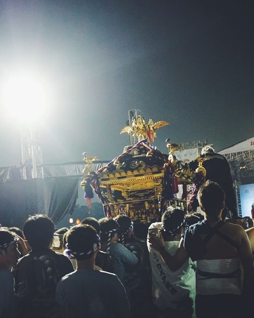 Parade #mikoshi atau OmikoshiOmikoshi merupakan tandu yg dihias dgn megah yg juga merupakan miniatur kuil serta dipercaya sebagai transpotasi untuk dewa. Omikoshi digotong dgn menggunakan ritme & Irama tertentu untuk mempermudah pawai. Biasanya diatas Omikoshi ada beberapa pemain taiko untuk mengirimhi rombongan. Pawai ini dilaksanakan di festival kebudayaan Jepang Di Indonesia seperti #jakjapanmatsuri .....#omikoshi #festivalbudayjepang #festivaljepang #jjm2016 #travelerblogger #womanlifestyle #womantraveler #ritystory #travelerlife #mytravelgram #womanentrepreneur #travelgram #womanblogger  #gallery_of_all #solotravel #travelerblogger #girlexplorer #clozetteid #mygallery #sonyxperia