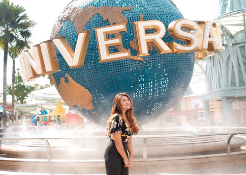 Siapa yg bisa bikin bola dunia di universal berputar sempurna ???Jawaban saya tak lain dan tak bukan @ela.sherlaa !! The one and only who takes all my pictures at Singapore and she always know my best angle !! Thanks for the shoot and the editing 😂😂 you’re SAVAGE MYBESPLEN...Top : @hm#Clozetteid #lookbookindonesia #ootdfashion #beautyjunkie #makeupjunkie #ootdshare #ootdstyle #ootdbandung #vsco #ggrep #ggrepstyle #fashionpeople #whatiwore #jesislook #jesiswear #lookbook #ootdindo #ootd #ootdindonesia #visitsingapore #singaporeinsiders