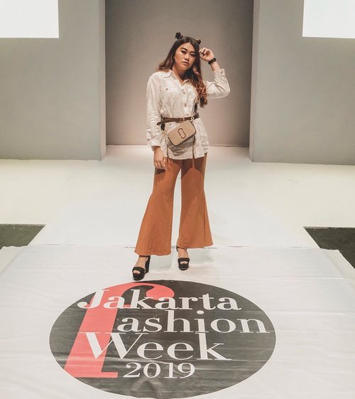 Still can’t move on from @jfwofficial 
#JFW2019 #wearejfw
.
.
Head to toe
Top : @zara
Pants: @minimal_stores 
Heels : @pedroshoes_official
Belt : @hm 
Bag : marcjacobs i got from @octapershop_ 100% Authentic
.
.
.
#Clozetteid #lookbookindonesia #ootdfashion #beautyjunkie #makeupjunkie #ootdshare #ootdstyle #ootdbandung #vsco #ggrep #ggrepstyle #fashionpeople #whatiwore #jesislook #jesiswear #lookbook #ootdindo #ootd #ootdindonesia #ootdindokece #setterspace #mexhm #fashionindo #fashionindonesia #ootdmdo #lookbookindonesia #ootdasian