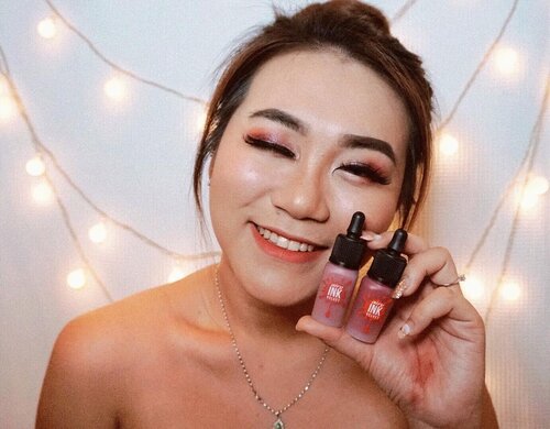 I had so much fun played with @peripera_official airy ink Velvet. 
Let’s talk about the texture first, for me their texture is da bomb guys, truly velvet at lips and the most important is I was feeling like not using any lip products.

This lip ink is so consistence, super light and long lasting for 12 hour. And the most important things also they’re transfer proof, kiss proof and water proof after absorbing perfectly in lips. And for this look, I used 1 shade for eyeshadow, blush on, and lips ! It can use multiway, I highly recommend you to try ! You can go to “my charis shop” (link on my bio)  HAPPY TRYING GUYS
.
. 
@charis_celeb #charisceleb #beautyjunkie #clozetteid #jakartabeautyblogger #beautytips #beautyhacks #beautybloggers #beautyenthusiast