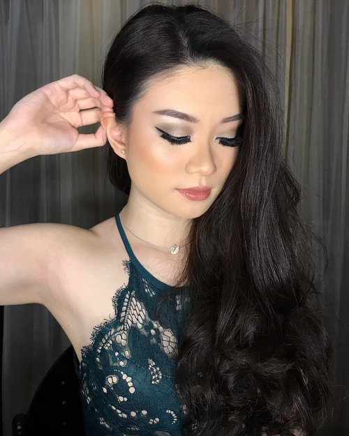 Sometimes you just have to close your eyes and pray for better things coming 🕊♥️—-Hii! This is my Clean yet Glam makeup that I create by myself for my graduation a few months ago. Who wants the details of this makeup? And what do you think about this makeup?Just comment down below! 😉😚——#minuetpalette #minuetsquad #fdbeauty #maybelline #makeover #beautybloggerindonesia #ivgbeauty #universalhairandmakeup #makeupclips #fiercesociety #tampilcantik #wakeupandmakeup #indobeautygram #makeuptips #makeuphacks #makeuptutorial #makeuptipsandtricks #makeupaddict #nomakeupmakeup #clozetteid @beautybloggerindonesia @indobeautygram #abnergailorrainevideos #beautyandhairdiaries #undiscovered_muas #makeupvideo #beautyguru #beautyguruindonesia #beautygram #discover_muas #muablora #glam #clozetteid