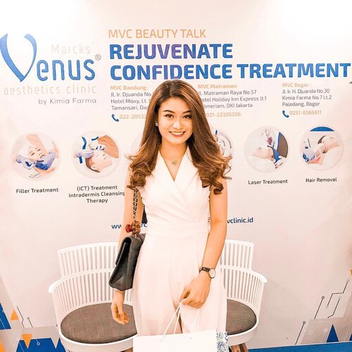 “To be beautiful means to be yourself. You don’t need to be accepted by others. You need to accept yourself. Beauty is found within.” 🌹.About yesterday’s Beauty Talk at @mvclinic.id 💙.Hi babes! Klean kleaan semua pasti mau cantik kan? Tapi pastiii banget suka kesel kalo makeup gak nempel dimuka jadinya cakey dan crack?! 🥴Nah oleh karena itu, aku kmarin diundang ke acara Beauty Talk @venus dengan tema ‘Rejuvenate Confidence Treatment’ dan dari sini aku mau sharing mengenai knowing your skin type, how to understand your skin and treat our skin correctly, and tips and trick to get healthy skin..Kebanyakan dari kita lupa bahwa beauty is not instant, we have to take care of our skin so gently to make it healthy. Seringkali kita lupa untuk invest skincares dan treatments for our skin padahal tiap hari polusi udara masuk dan menyumbat pori-pori kalian dan apalagi kebanyakan dari kalian makeup tiap hari! Bayangin seberapa banyak bakteri yang hidup di kulit kleaan? Dan ini gak cuman untuk cewe” loh guys, buat cowo” juga perlu!Jadi babes, wajib banget buat kalian (unisex customers) untuk mengetahui apa yang kulit kalian butuhkan. Di @mvclinic.id kalian bisa konsultasi dengan dokternya sebelum perawatan agar gak salah memberikan apa yang dibutuhkan oleh kulit kalian. Yuk, try to know and take care of our skin with @mvclinic.id @venuscosmeticind 🧖🏻‍♀️💓#mvc #rejuvinateconfidence #marcksvenusclinic #kimiafarmacare #rejuvinate #clozetteid