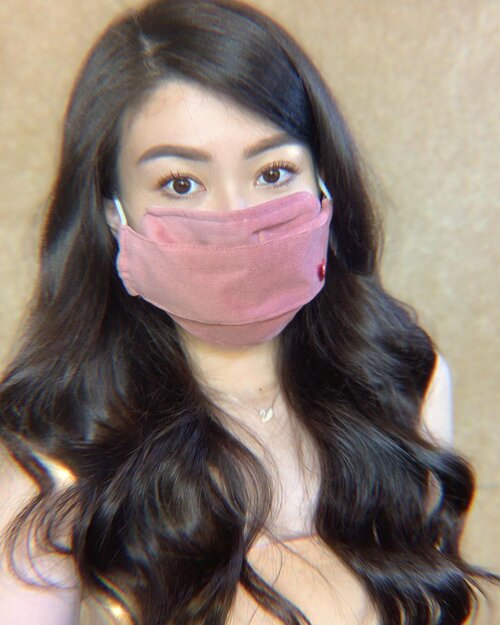 Simple elegant mask from ci @cynthiatan__ ♥️——Kalau kalian punya masker cantik kayak aku (bisa custom your name juga loh: swipe left), bisa langsung ke ci @cynthiatan__ yaaa.. karena lagi adain donation bareng @kitabisacom untuk para pejuang medis melawan covid-19 ini 🤗Donasi bisa dimulai dari 50ribu aja loh.. (50k-200k)Nah sebagai bentuk tanda cinta dari ci @cynthiatan__ kalau kalian donate adalah masker yang aku pake ini 💗fancy banget, nyaman dipake karena ga pengep, dan tentunya aman.Donate now guys, sharing is caring 🤗✨(Today is the last day so don’t miss it!)——........#cynthiatan #kitabisacom #donation #fullheart #mask #quarantine #selfquarantine #ootd #quarantinefashion #sharingiscaring #love #lawancorona #clozetteid