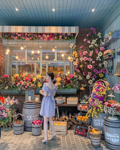 went flower shopping 🌷// wearing this very pretty ash lilac dress from @lorraofficial & walk in Dream by @mandysshoes 💜