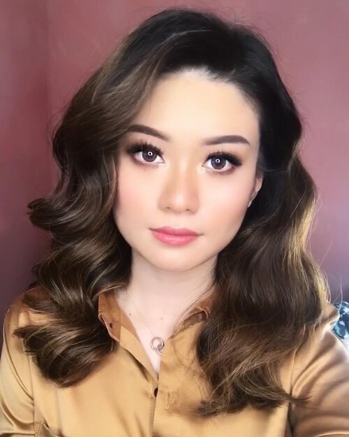 There’s a light in a woman’s eyes that speaks louder than words ✨
——
#abnergailorrainecollabs #smile #instagood #fun #wavyhair #modelthailand #model #clozetteid #toptags #cute #happy #tbt #girl #instalike #makeup #glamlook #pretty #chic #potd #igdayly #inspiration #makeuplook #picoftheday #beautiful #photooftheday #influencer #igers #photoshoot #selfie #instadaily