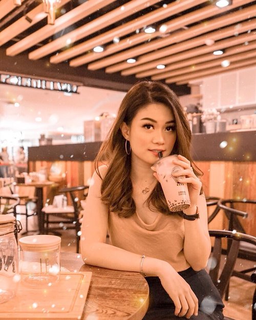 Attending @tigersugarindonesia ’s Soft Opening Event yesterday🐯. I’m trying out their ‘Brown Sugar Boba Milk with Cream Mousse’. As a huuggee fan of boba drink, I give them 8/10 cause it tastes 10x better than any brown sugar boba!!🤤😍
You guys have to try them, you may loove it. 
They’ll open for public Friday, April 26th! 🖤💛
——————
.
.
.
.
.
.
.
.
.
.
.
.
#abnergailorrainecollabs #foodporn #foodblogger #foodblogerjakarta #foodjunkie #clozetteid #foodreview #blessed #photogram #instagood #photooftheday #photoeveryday #instafamous  #beautiful #instaworthy #inspiration #explorationgram #htfla #picoftheday #toptags #instadaily #unlimlikes #instagrammers #lovemyphotos #igers #instalike #pretty #instamood #photography #sunday