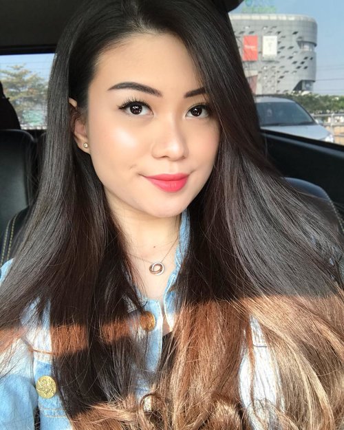 Car selfies on Sunday: best lighting 😛
Who wants my current makeup look tuts? 🙋🏻‍♀️
-
-
#beautybloggerindonesia #setterspace #beautyinfluencer #indobeautygram #jakartabeautyblogger #igvbeauty #beautyjunkie #beautyvlogger #beautyguru #beautyenthusiast #clozetteid