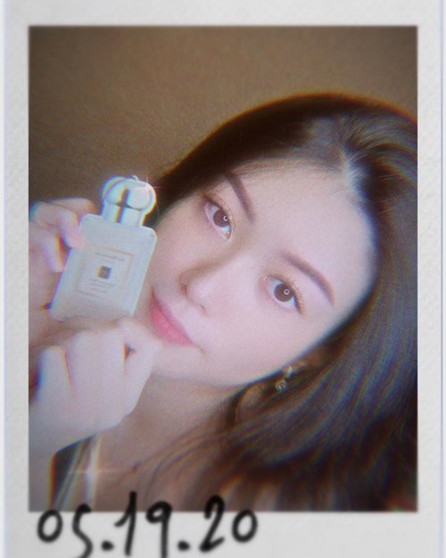 Tadaa! My favorite perfume now comes in a form of Air Freshener 🌸
Wangi nya persiss kayak perfume asli nya and of course ini affordable banget & lasted up to 30 days 😍

Cayang banget sama air freshener @syscent.official ini 🙈♥️♥️
——
.
.
.
.
.
.
.
.
#abnergailorrainecollabs #scent #photooftheday #instagood #tbt #igers #picoftheday #love #jomalone #clozetteid