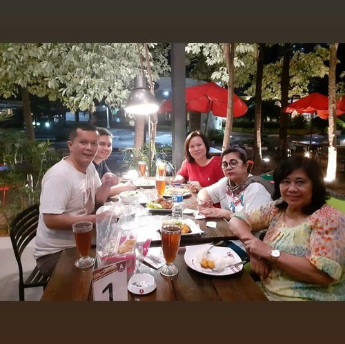 Kebersamaan keluarga setelah besuk makan malam...menciptakan suatu keakraban antar anggota keluarga besar Marpaung..saling berbincang mengenal lebih dekat satu dengan yang lainnya...dikarenakan kesibukan masing2...kiranya semakin kompak satu dengan yg lainnya...#clozetteid #marpaung #sonakmalela #paraman #namboru #akkang #family #throwback #keluargabatak #bataktoba