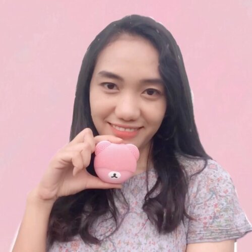 Hi everyone ❤️.Kenalin ini Gummi Sonic Cleansing Brush dengan bentuk bear 💕 .Elona gummi sendiri merupakan sikat pembersih wajah yang dapat membersihkan wajah lebih optimal hingga ke pori2, terbuat dari material silikon anti bakteri yang higienis Karena silikonnya berpori-pori, tahan air, Gampang dibersihkan& cepat kering..Detail product : ♥️ High Vibrating Frequency; menghasilkan 1000 getaran/menit bisa membersihkan sampai ke dalam pori2, Ada 3 pilihan getaran♥️ Waterproof & didesain portable♥️ USB Charging ♥️ Garansi 6bulan Dari tanggal pembelian♥️ Produk Multifungsi 2in1 sisi depan untuk membersihkan wajah bagian kuping bear untuk area hidung, sisi belakang bisa digunakan untuk massage wajah♥️ Terbuat dari material anti bakteriKarena mencuci wajah dengan tangan saja belum tentu bersih :)Yuk sayangi wajah mu!!@elonaworld@beautefemmecommunity#BFCxElonaWorld#beautefemmecommunity #BFCREVIEW #ELONAWORLD #GummiSonicCleansingBrush #Gummvid #ElonaGummiReview@indobeautyblogger @indobeautygram @indobeautysquad @wowsyantik @tampilcantik @meriaswajah @zonamakeupinstyle @wakeupandmakeup @makeuptutorialindo @1minutemakeup @buat.cantik @ragam_cantik @ragam_kecantikan @cchannel_id @zonacantikwanita @cchannel_beauty_id @tutorialmakeup_id @tips__kecantikan @tipsmakeup_id #cchannelbeautyid #cchannelfellas #tampilcantik #makeuptutorialindo #wowsyantik #meriaswajah #buatcantik #indobeautygram #indobeautyvlogger #indobeautyvlogger :) #clozetteid