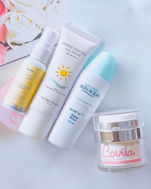 ✨ JENIS SUNSCREEN✨

Sblm kenal skincare , dulu aku itu palinggg malas pake sunscreen , namunsetelah tahu , ternyata itu kesalahan terbesar ku dalam dunia perskincarean😌

Tahap paling awal paling basic dalam dunia skincare adalah SUNSCREEN :)

jadi mulai sekarang , mulailah cari sunscreen yg cocok ke kulit kamu :)
Karena semua jawaban keluhan kulit itu ada di penggunaan sunscreen :) 
Setelah itu di dukung oleh jenis skincare yang lain yang disesuaikan :)

Kamu bisa pilih sunscreen sesuka hati kamu , karena ada beberapa jenis sunscreen :
💕sunscreen stick 
💕suncreen spray : disini aku pake yg dari @jartebeauty , ini cukup bagus di kulit aku, tapi menurut aku ini kurang efektif kalau di bawa ke lapangan, kalau dijadiin second sunscreen boleh banget :)
💕sunscreen cream : ini yg paling sering ku pakai sekarang, karena terkadang cream sunscreen bisa dijadiin base makeup gitu, aku pake yg @votre_peau @lovilabeauty , ini cukup ramah di kulit combi to Oily ku :)
💕suncreen gel : nah ini jenis suncreen yg cukup ringan , dulu nya aku pake yg jenis ini, karena ini agak bikin kulitku berminyak , aku ganti jenis deh :) aku pake yg @id.biore 

Nah, biasanya kamu pake jenis yg mana?

#basicskincare #skincarebasic #reviewvotrepeau #reviewbioreuv #reviewjarterbeauty #suncreen #jenissuncreen #suncreenpemula #suncreenjeraaat #jenissunscreen @cchannel_id @zonacantikwanita @cchannel_beauty_id @tutorialmakeup_id @tips__kecantikan @tipsmakeup_id #cchannelbeautyid #cchannelfellas #tampilcantik #indobeautygram #indobeautyvlogger #indobeautyvlogger @glowbeautysquad #clozetteid #clozette #skincare #reviewskincare #reviewbynm #textureshot #tekstureshoot #suncreenreview #reviewsunscreen #suncreenindonesia #indonesia #skincare101 #sunscreen101 #suncreenjenis #bloggerindonesia