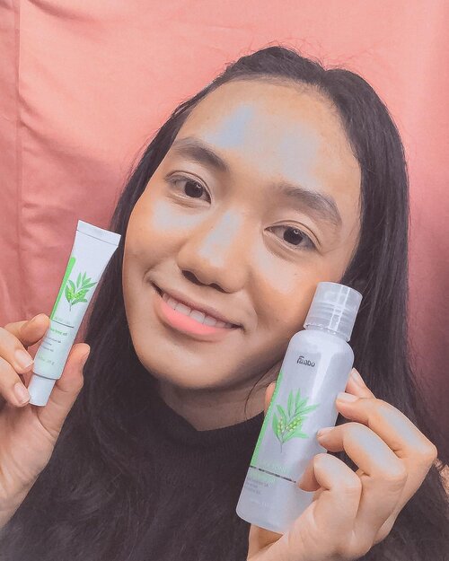 ✨🍃ACNE SERIES ( Acne Gel & Toner ) - @fanbocosmetics 🍃✨(っ◔◡◔)っ ♥ akhir2 ini sering post acne skincare karena lagi jerawatan haha. ~ ♥Packaging :💕toner botol seperti biasa, 110ml 💕acne gel bentuk tube, 20gTekstur :💕toner sangat cair , mudah meresap dan ringan , tetap kerasa nyaman karena ga lengket💕acne gel tekstur nya ringan, butuh beberapa detik untuk meresap sempurna, ga lengket dan nyaman dipakaiReview :Toner nya tipe toner favorit karena tekstur nya yang ga lebay , ringan dan cair , jadi enak dipakai baik pagi dan malam, wangi nya juga enak , dan ini cocok untuk keadaan kulit ku yang lagi jerawatan, efek lembap nya juga ada, bisa ngangkat sisa makeup juga, dan aku notice minyak wajah ku jadi terkontrol .acne gel ini hanya kupakai dibagian yang berjerawat aja, jadi cara kerjanya dia nenangin jerawat dlu, perlahan2 ngebantu mengempeskan dan mengeringkan, dan bisa juga untuk bekas jerawat nya :)Kedua nya ini bisa dipakai oleh jenis kulit yang oily , terkhusus acne prone :)Harga nya 35kBisa di beli di Hypermart, Dandan Carefour, OFC online store Fanbo .#reviewbynm #sotd #skincarejunkie #lipserum #skinstagram #textureshot #tekstureshot #reviewindonesia #skincareindonesia #skincarecommunity #clozetteid #clozette #fanbocosmetic #fanboacnesolution #fanboacnegel #fanboacnetoner