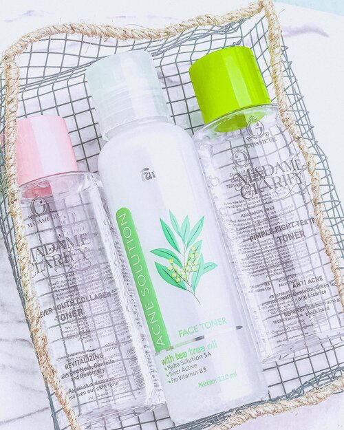 ✨🍀TONER🍀✨Ku tidak bisa lepas dari yang namanya toner , baik itu hydrating toner atau exfo toner .Ini toner yang kupakai secara bergantian sekitar 3 bulanan ini , kalau lagi jerawatan biasanya aku pake yang khusus acne .@fanbocosmetics : toner nya cair dan kerasa nyaman , ga lengket dan nge jaga kulit jerawat ku.@madame.gie : toner nya ga terlalu kental dan ga terlalu cair , kerasa nyaman dan enak dipakai daily .Menurut kamu toner itu penting ?#reviewbynm #sotd #skincarejunkie #lipserum #skinstagram #textureshot #tekstureshot #reviewindonesia #skincareindonesia #skincarecommunity #clozetteid #clozette #toner #hydratingtoner #exfoliate #exfoliatetoner