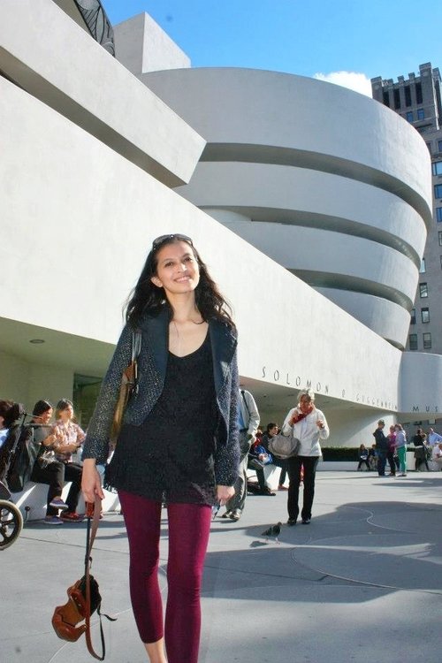 On US trip, after visiting Guggenheim Museum in New York. Such a fantastic experience! As you can see, I wore a black top (super comfy; plus, who doesn't have it?), combined with blazer made from wool and maroon legging to complete them all. Last but not least, a golden shoulder bag I bought in London is the best I could think of to go with it.