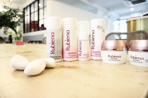 Read my first impression about Rubiena Brightening Series on my blog (link on bio). It contains no alcohol and halal ❤️ and can brighten your skin ✨
.
.
.
#rubienabeauty #cerahitucantik
.
.
.
#clozetteid #ootd #beauty #indobeautygram #beautyblogger #beautynesiamember #dailymakeup #blogger #indonesianbeautyblogger #indonesianfemaleblogger #bloggerperempuan #아름다움 #구성하다 #charisceleb #かわいい