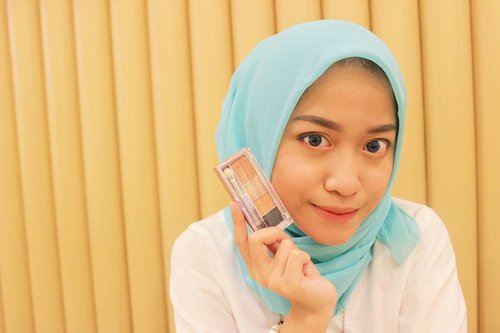 Feeling the taste of summer even in this rainy day with CC Happy Eye Shadow - 04 Sunny Summer 🌞. The colors are surely match with my outfit color. 
This product is easy to blend and very pigmented with just one swatch. The flower emboss is really beautiful.
.
.
.
#BIOKOSCaringMOTD2F #BeautificationSurprises
.
.
.
#clozetteid #beauty #makeup #eyeshadow