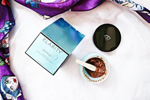 "Anything is good if it's made of chocolate" 🍫
Klarity Oxymud - Cacao Duo Cleanse and Renewal Mask Review is now on my blog (link on bio)
.
.
.
.
.
#clozetteid #08liter #mudmask #klaritysg #creatingbeautyeffortlessly #chocolatemask #oxymud #08l #beauty #mask #chocolate