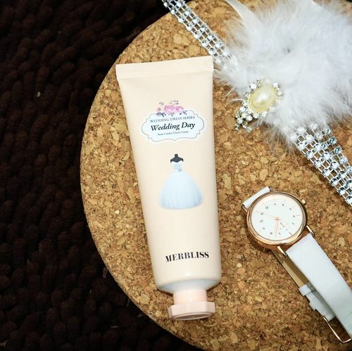 My current favorite hand cream, MERBLISS Hand Cream - Wedding Day! 👐.I really love the color & cute packaging ❤ And also the texture is really light and I dont fell any sticky feeling when I used this product 👏.This product is great especially if you live in a very hot city, like Jakarta 👀.Where to buy?https://hicharis.net/cyndiadissa... #handcream #handcreamforgoingout #perfumedhandcream #geltype #waterdrops #clozetteid #ootd #beauty #indobeautygram #beautyblogger #beautynesiamember #dailymakeup #blogger #indonesianbeautyblogger #indonesianfemaleblogger #bloggerperempuan #아름다움 #구성하다 #charisceleb