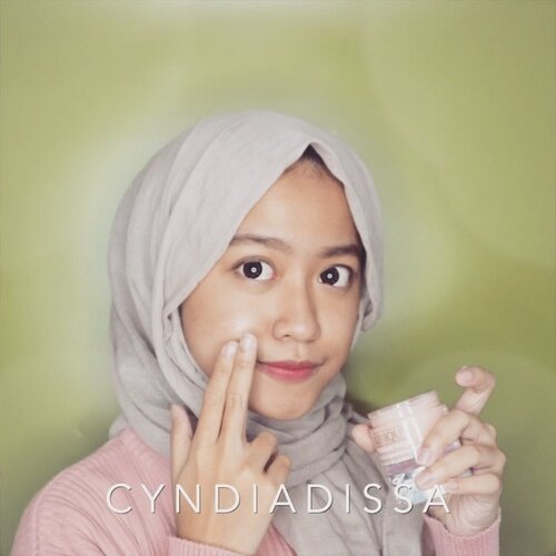 2 minggu terakhir aku lagi nambahin New Moisture Surge 72-Hour Auto Repleneshing Hydrationnya @cliniqueindonesia 👌🏻 dalam skin care routine aku dan langsung kerasa banget kulit wajah jadi nggak kering, apalagi sekarang lagi puasa, tubuh jadi kekurangan cairan yang akhirnya berpengaruh ke kulit..Nggak cuma itu aja, kalau kamu ngerasa ada spot di wajah yang kayaknya lagi ekstra kering, produk ini juga bisa dipakai sebagai masker, terus bisa untuk bagian kulit lainnya yang juga kering (siku, kutikula, dan ujung-ujung rambut)~ 💅🏻💇🏻‍♀️.Buat teman2 yang kmrn Sabtu main-main sama aku di Clinique Kokas pasti udah tau kalo produk ini emang multifungsi. 🌝.#CliniqueID #moisturesurge.#clozetteid #tampilcantik #BeautyChannelID