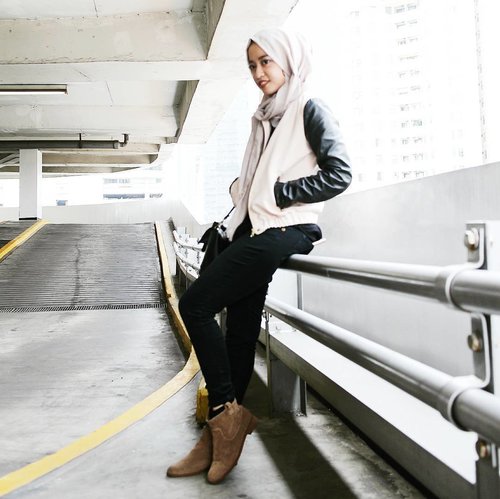 💃....#ClozetteID #fashion #hijab #biker #parkinglot #ootd