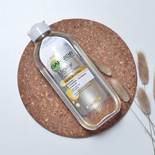 Tim Micellar Water absen duluuu 🙋🏽‍♀️
Telat banget sih baru cobain @garnierindonesia bi-phase micellar water ini. Ternyata emang efektif banget buat hapus kenangan mantan ya, eh?

Yang aku suka dari Garnier Micellar Oil Infused Cleansing water ini:
✔Harganya terjangkau bangettt, kayaknya sih untuk ukuran micellar water yg bagus ini paling murah deh
✔Gampang dicari krn tersedia dimana2, kalo aku sih belinya di @sociolla soalnya bisa dapet potongan 50rb pakai kode voucher SBNLADJ6
✔Efektif bersihin make up, baik eyemakeup yg waterproof maupun base make up. Total sewajah termasuk mata yg full eyemakeup dan bibir aku cuma butuh 4 kapas
✔Meskipun ada oilnya, tapi nggak ninggalin oil residue sedikitpun
✔Gak bikin breakout
✔Tersedia dlm berbagai macam ukuran

Yang aku gak suka cm satu:
❌ Fragranced
Tapi krn buat 1st cleansing step, jdnya gak ada masalah buat kulit sensitif ku.

Intinya aku sukaaaaa banget sama micellar dari Garnier ini, akhirnya setelah 5 tahun setia sama 1 merk sekarang baru ketemu cleansing mate yg lebih murah 😆

Kalau mau liat review lengkapnya bs nonton di youtube yaa, #linkinbio ❤

Kalo 1st cleanser andalan temen2 apa?

#clozetteid #clozetteambassador #StorieTalent #beautyreview #beautybloggerid #beautyblogger #beautybloggerindo #beautybloggerindonesia #indonesianbeautyblogger #flatlays #whywhiteworks #aestheticaccount #discoverunder5k #bestmicellarwater #garniermicellaroilinfused #garniermicellarwater #reviewgarniermicellarwater #garniermicellarwaterreview #minireview