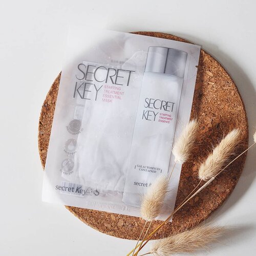 I'm feeling so exhausted, since it's still impossible to do massage, so I guess sheet mask can soothe me a bit..
.
What's your quick soothing method?
.
.
Eniwei I got this @secretkey_idn STE mask from #socobox krn gak sempet before afternya jd mini review di IG aja ya..
.
First Impression: Sheet masknya standar, gak lebih tebal maupun lebih tipis dari sheet mask brand lain, tapi essencenya meskipun berlimpah gak netes-netes melainkan banyak terserap di sheet masknya. Waktu tunggu sheet mask ini juga standar, 15-20 menit (aku set timer di 17 menit), di awal penggunaan sempat terasa sedikit perih.. kayaknya sih karena aku pakai exfoliating acid di malam sebelumnya, tapi gak berapa lama setelahnya rasa perihnya hilang kok. Setelah pemakaian moisture level ku naik sekitar 9%, lumayan banget. Karena baru pakai 1x belum kelihatan efek brighteningnya sih.
.
Pro(s):
+ moisturizing
+ essence yang tersisa cukup cepat menyerap walaupun gak di tap-tap
+ harganya cukup terjagkau
+ nggak menimbulkan reaksi alergi di kulitku yang sensitif
+ nggak mengandung bahan yang mengiritasi / trigger kulit sensitifku
+ sheet mask menempel sempurna dan kencang
.
Con(s):
- kurang pas di kontur wajahku, tapi emang hampir semua sheet mask gak pas di aku :p
.
Where to buy: @sociolla (Pakai kode SBN049B9E pada saat check out untuk mendapatkan diskon 50rb dgn min order 300rb)
.
.
.
.
.
@beautyjournal #SocoID #ClozetteID #clozetteambassador #beautyblogger #bblogger #bvlogger #beautybloggerindo #beautybloggerid #beautyblogsgerindonesia #indonesianbeautyblogger #flatlay #flatlays #whywhiteworks #skincare #skincarejunkie #skincareaddict #skincarehoarder  #sheetmask #secretkey #reviewskincare #STEmask #secretkeystemaskreview