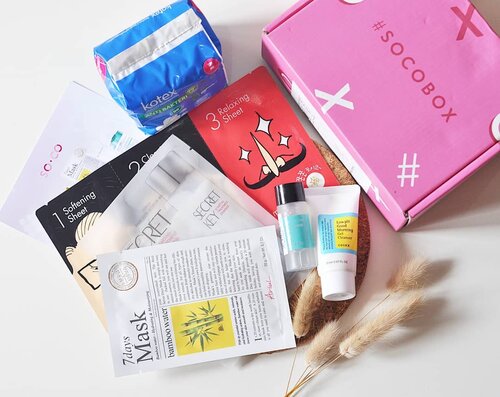 Ada produk favorit kamu gak disini?
.
Seneng banget dapet #socobox pertamaku dari @sociolla 💕
.
Isinya produk2 bestnya @sociolla di tahun 2019 kemarin yang disesuaikan dengan jenis kulitku.
.
Anyway buat yang belum tahu, #socobox adalah mistery box yang sering dihadiahkan untuk member #socoID by @sociolla pada event2 tertentu (launching produk baru, best of, dll). Di SOCO.ID, temen2 bs cari referensi review produk2 kecantikan serta share review, artikel dan tutorial, sekaligus berkesempatan buat dapetin #socobox di event2 yang aku sebutin sebelumnya. Seru yaaa..
.
Thank you muchly @sociolla & @beautyjournal ❤ Gak sabar buat cobain semuanya 😆
.
#ClozetteID #clozetteambassador #beautyblogger #bblogger #bvlogger #beautybloggerindo #beautybloggerid #beautyblogsgerindonesia #indonesianbeautyblogger #flatlay #flatlays #whywhiteworks #skincare #skincarejunkie #skincareaddict #skincarehoarder