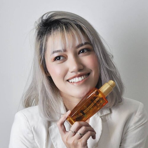 [lil' surprise below]Hair oil has been one of my HAIR CARE ESSENTIALS sejak aku mulai bleaching..Jenis rambutku tuh fine hair, kalo kata org salon rambut bayi / bule, which is helaiannya tipissss.. jadi lebih gampang masuk kalo coloring / styling, tapiiii gampang juga kering, rusak dan patah..Awalnya aku gak pernah mau cat rambut karena selain gak pede (muka alay rambut pirang jd makin2 🤣), rambutku juga dari sananya udh kering kerontang meskipun zaman blm married rajin treatment di salon juga gak ngaruh..Sampai akhirnya pas mau nikah disuggest mas @willy_yohannesbridal buat cat rambut, yg mana calon laki gw rada takut juga muka bininya jd fix mirip kang parkir 🤣.Tp liat2 brides yg rambutnya auburn2 gt kok bagus ya, seenggaknya dr belakang. Akhirnya coba aja, untungnya cucok.. Ketagihan deh jd cat terus. Then, I got opportunity from #lorealindonesia utk cat warna rambut fantasy di @irwanteamhairdesign pakai L'oreal Smartbond dan rambutku fine2 aja dong.. Super happy!.Liat history sebelumnya tau lah ya aku anaknya nagihan, cm krn waktu di Belanda budget terbatas jd coba2 bleach sendiri, dan puji Tuhan sukses. Long story short, aku pgn bgt #silverhair jd perlahan2 aku bleach 3x dijeda cukup lama supaya rambutnya kuat.. dan jadi deh rambutku yg sekarang. Tp berkali2 bleaching + coloring (sendiri pula) bikin rambutku tambah kering, sampai pas kuliah ada temen sekelas yg kepo mau pegang rambut supaya tau sekering apa rambutku, but she was surprised dong dan penasaran kok pas dipegang gak kering? rahasianya? hair oil! Jd emg aku akuin bgt pake #lorealid Elseve Extraordinary Oil pas rambut masih basah dan setelah keringin rambut bener2 game changer di rambut aku, kalo gak percaya swipe left ▶️ utk lihat perbandingannya.. Beda banget kann 😱.Jadi emg buat tmn2 yg suka hair coloring wajib banget punya this gold oil..Kabar baiknyaaa biar temen2 jg bs hemat kl mau cobain, komen disini pakai #ExtraordinarYOU + tag @getthelookid sblm 29Mei spy dapetin voucher 10% off dari @getthelookid buat kamu yg beruntung ⬇️⬇️...#ClozetteID #beauty #wakeupandmakeup #makeupaddict #MOTD #selfie #LOTD #bblogger #makeuplover #makeupjunkie #bvlogger #makeup #minireview