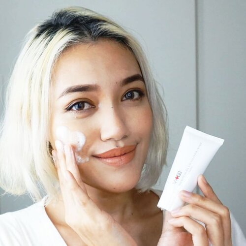 Yg punya sensitive skin merapat!! Jd aku baru cobain #swisvitacleanser yg aku dpt dr oleh2 temenku yg abis liburan (udah tau banget ya aku anaknya seneng kalo dikasi skin care), dan ternyata sukaaaa banget! Aku iseng pake langsung di wajahku yg masih bermake up langsung bersih dong tanpa first cleanser (tp ttp aku lbh afdol first cleansing dulu sih). Trs meskipun bersih maksimal, wajahku yg dehidrasi dan sensitif ini rasanya gak ketarik gt, malah berasa lebih lembut.

Kepo dong aku tanya uncle Google, ternyata @swisvita.id Cleanser Cream udah masuk Indonesia di website www.Allyoung.id dan udah BPOM. Aku cek ingredientsnya jg gak mengandung parfum jd pas buat pemilik kulit sensitif, dan klaimnya jg bs mencerahkan noda wajah, gak sabar pgn liat efek jangka panjangnya. Dan ternyata memang Cleanser Cream ini best seller di 7 negara dan udah dapet banyak awards, pantesan sebagus ituu.. Akhirnya ketemu cleanser yg pas buat kulit sensitif dan acne prone tp bs mencerahkan juga ❤❤❤
.
.
.
#ClozetteID #clozetteambassador #aestheticaccount #minireview #skincare #skincareaddict #skincarejunkie #beautyblogger #beauty #bblogger #kbeauty #beautybloggerindo #beautybloggerindonesia #indonesianbeautyblogger #selfie #POTD #MOTD #swissvitacleanser