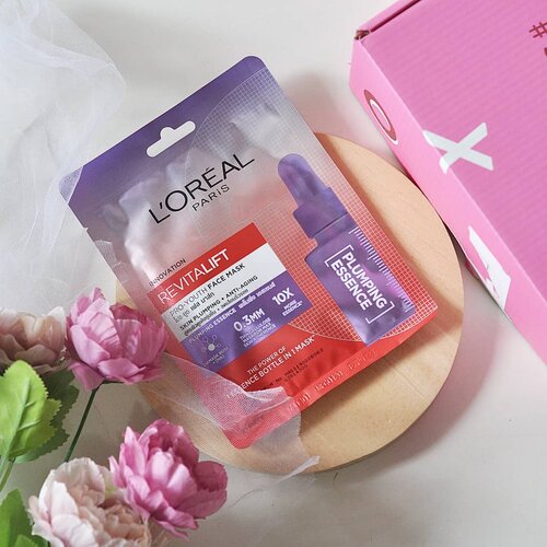 Mask Mini Review Time!
.
Kali ini aku mau Review sheet mask @lorealparis Revitalift Plumping Essence dan Revitalift Crystal.
.
Kedua mask ini juga aku dapatkan dari #SOCOBOXxLOREALPARIS,
.
First Impression: Kesamaan dari kedua varian ini, sheet masknya standar, gak lebih tebal maupun lebih tipis dari sheet mask brand lain, essencenya juga standar, not too much dan gak tumpah2 tapi sangat mencukupi. Waktu tunggu sheet mask ini hingga 15menit, mengandung fragrance tapi di list terakhirnya, which is harusnya sedikit.
.
Varian Plumping essence: Ada semacam cooling sensation pas dipakai.. Moisture level ku meningkat 12% (swipe untuk lihat ▶️) setelah pemakaian, bagus banget buat hydration boost.
.
Varian Revitalift Crystal: ada beberapa bagian yg terasa perih saat pemakaian, tepatnya bagian pipi dan ujung samping hidung.. Moisture level ku meningkat 3% setelah pemakaian. Nggak langsung kelihatan efek brighteningnya sih, krn baru sekali pakai tapi kulit overall jadi kelihatan lebih sehat.
.
Sayang, kedua sheet mask ini menimbulkan reaksi di kulitku yang sensitif (langsung muncul beberapa bakal jerawat), untungnya hanya 1 yg jadi jerawat beneran, yang lainnya berangsur-angsur kempes sendiri dalam beberapa hari kemudian.
.
Pro(s):
+ sangat moisturizing
+ essence yang tersisa cukup cepat menyerap walaupun gak di tap-tap
+ harganya terjagkau
+ sheet mask menempel sempurna dan kencang
+ mudah ditemukan dimana-mana, kalau beli di @sociolla diskon 25rb pakai kode SBN049B9E
.
Con(s):
- kurang pas di kontur wajahku, tapi emang hampir semua sheet mask gak pas di aku :p
- menimbulkan reaksi bakal jerawat di kulit sensitif acne prone ku
.
Overall: Jika kamu bukan termasuk tipe kulit severe acne prone (yg hanya cocok dengan kurang dari 10% produk skin care di pasaran) sheet mask @lorealindonesia revitalift ini betul-betul bagus dalam meningkatkan hidrasi kulit dan penggunaan jangka panjang memungkinkan banget untuk membantu anti-aging seperti claimnya.
.
Buat yang mau dpt #socobox juga, bisa ikutan jadi soco member, gratis! (klik link di bio ku ❤)
.
.
.
@beautyjournal #SocoID #SOCOBOX #StartWithSBN #ClozetteID #bblogger #skincareaddict #beautybloggerindo #YouthNOW #skincarejunkie