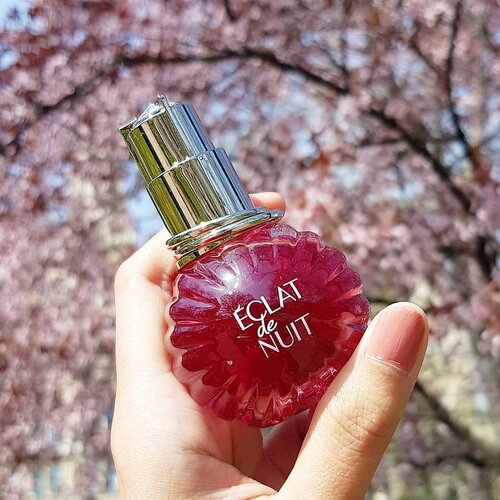 My current go to #perfume : @lanvinparfums Eclat de Nuit 💕
.
Scent:This perfume has sweet fruity-floral scent that makes me feel more feminine.

Packaging: The bottle is so pretty and comes in small size, handy for traveling! I even love the transparent pink packaging box that can be used to store something else.

Longetivity: Okay, I guess.. nothing special.

What's your current perfume?
.
.
.
.
.
#clozetteid #clozetteambassador #perfumereview #beautybloggerid #beautyblogger #beautybloggerindo #beautybloggerindonesia #indonesianbeautyblogger #handsinframe #aestheticaccount #discoverunder5k #bestmicellarwater #eclatdenuit #minireview #pink #thinkpink